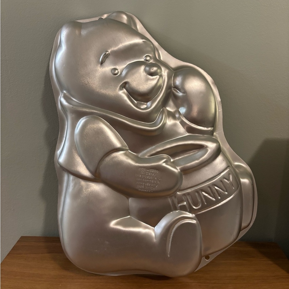 Disney 1995 Wilton Cake Pan Disney Winnie The Pooh with Honey Pot Pan